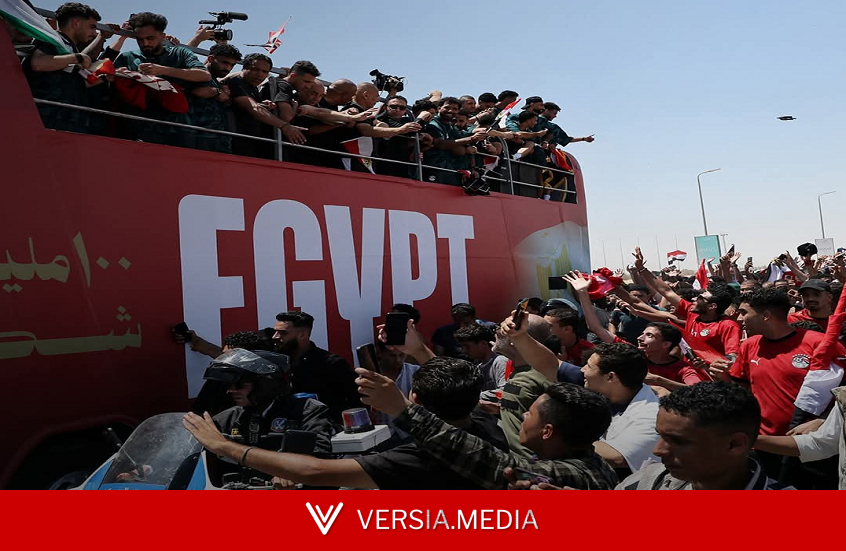أعلام فلسطين وطريق بالصحراء.. جدل واسع بعد استقبال منتخب مصر في العلمين